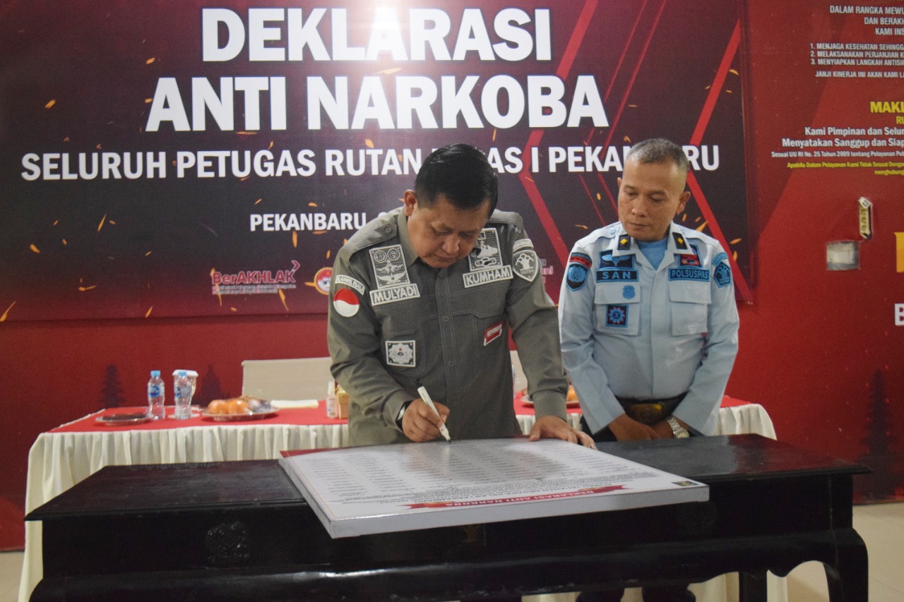 Disaksikan Kadivpas Kemenkumham Riau, Rutan Pekanbaru Gelorakan Deklarasi Anti Narkoba.