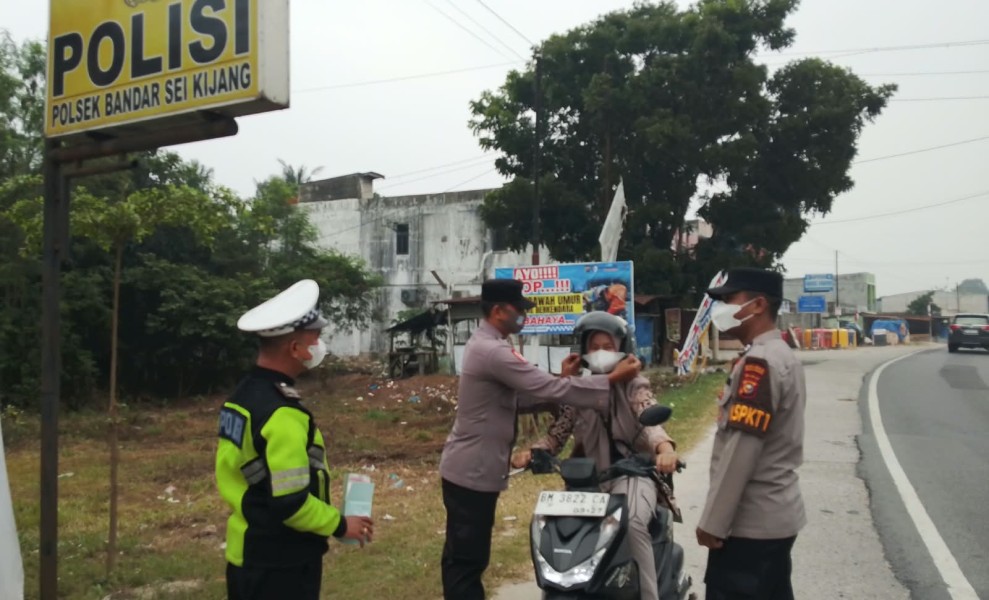 Polsek Bandar Sei Kijang Bagikan Masker Gratis Kepada Pengguna Jalan di Depan Mapolsek