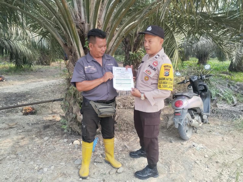 Cegah Karhutla, Bhabinkamtibmas Polsek Bandar Sei Kijang Patroli dan Sosialisasikan Maklumat Kapolda Riau