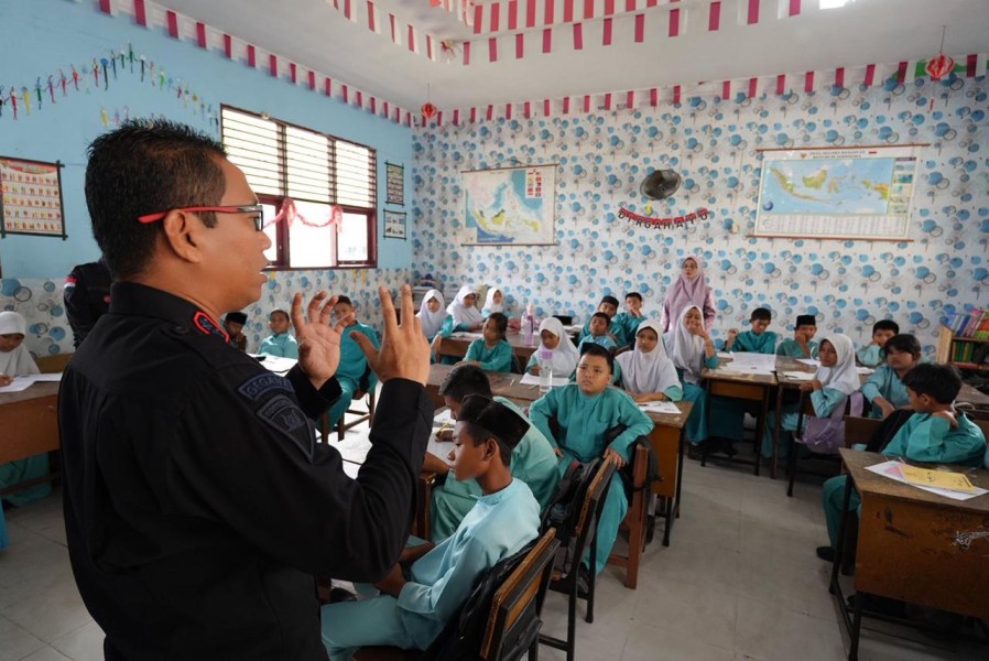 Gegana Brimob Riau Tanamkan Kesadaran Keamanan Sejak Dini kepada Pelajar SD Negeri 99 Pekanbaru