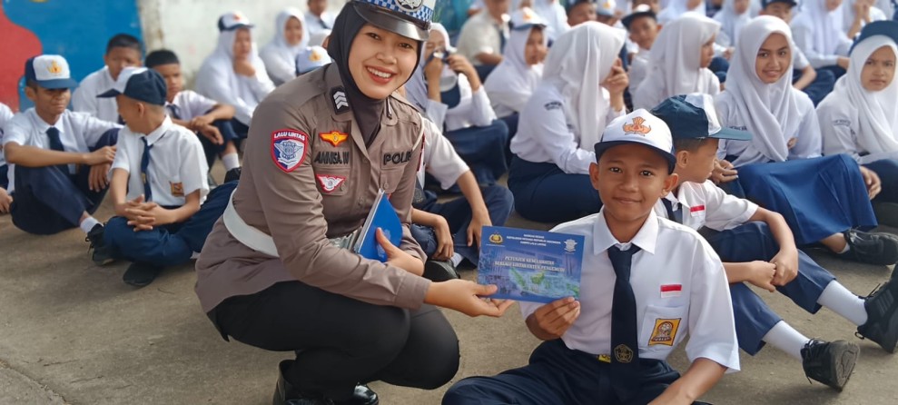 Tekan Angka Kecelakaan, Ditlantas Polda Riau Edukasi Ratusan Pelajar SMPN 16 Pekanbaru