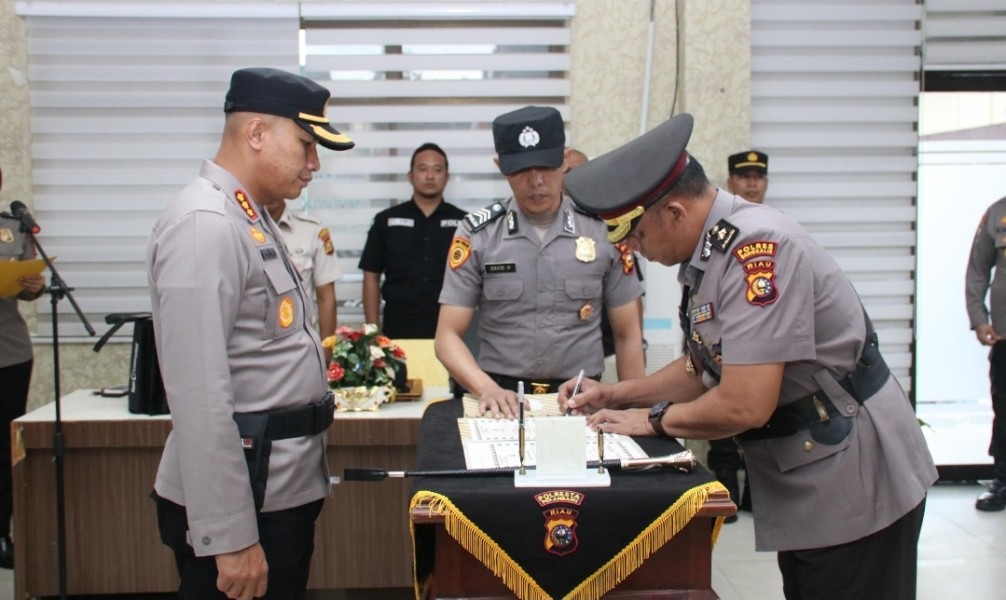 Polresta Pekanbaru Gelar Sertijab Sejumlah Pejabat, Kapolresta Tekankan Profesionalisme dan Pelayanan Prima
