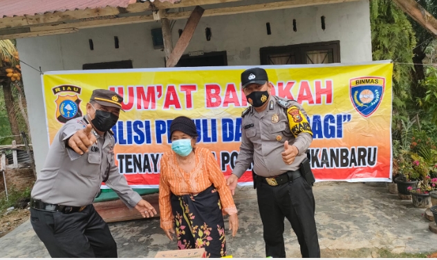 Jumat Berkah, Polsek Tenayan Raya Antar Langsung Sembako Kepada Warga