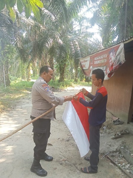 *Polsek Bandar Sei Kijang Kembali Laksanakan Himbauan Pemasangan Bendera Merah Putih dan Umbul-Umbul dalam Menyemarakkan HUT RI ke-80*
