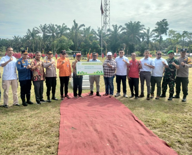 KAPOLSEK PIMPIN APEL KESIAPSIAGAAN KARHUTLA DI BANDAR SEI KIJANG RANGKAI DENGAN PENYERAHAN PENGHARGAAN DESA BEBAS API DAN PENANDATANGANAN MOU 2026-2027