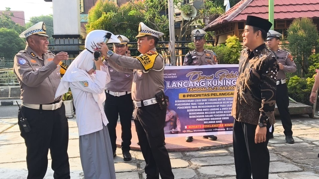 Dirlantas Polda Riau Pimpin Langsung Kegiatan Police Goes To School di SMK Muhammadiyah 1 Pekanbaru