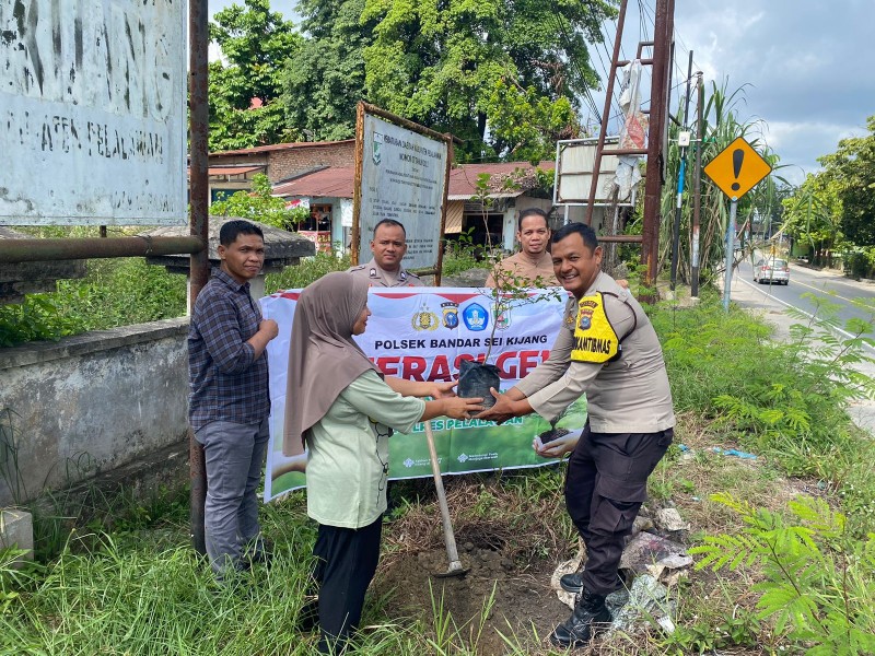 Polsek Bandar Sei Kijang Laksanakan Penanaman Bibit Pohon dalam Program Green Policing