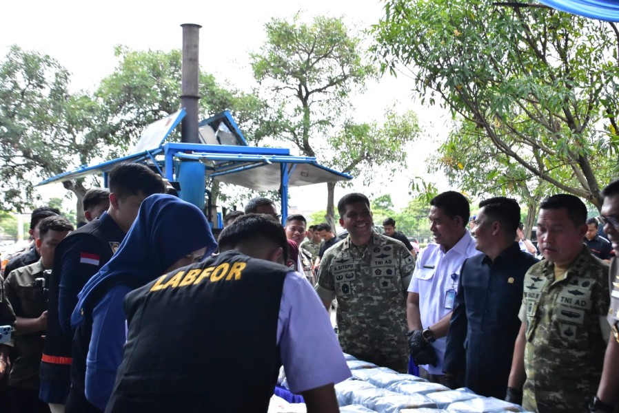 Perangi Narkotika Jaringan Internasional, Danrem 031/Wira Bima Hadiri Pemusnahan Barang Bukti di Mapolda Riau
