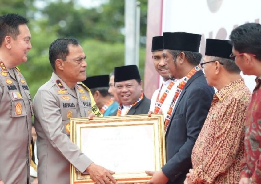 Rusli Ahmad  Ketua PWNU Riau Terima Penghargaan dari Kapolda Riau