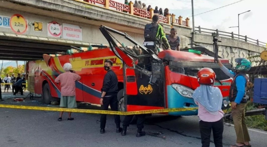 Bus Tabrak Fly Over di Padang Panjang, Atap dan Badan Bus Terpisah, Belasan Penumpang Luka - Luka