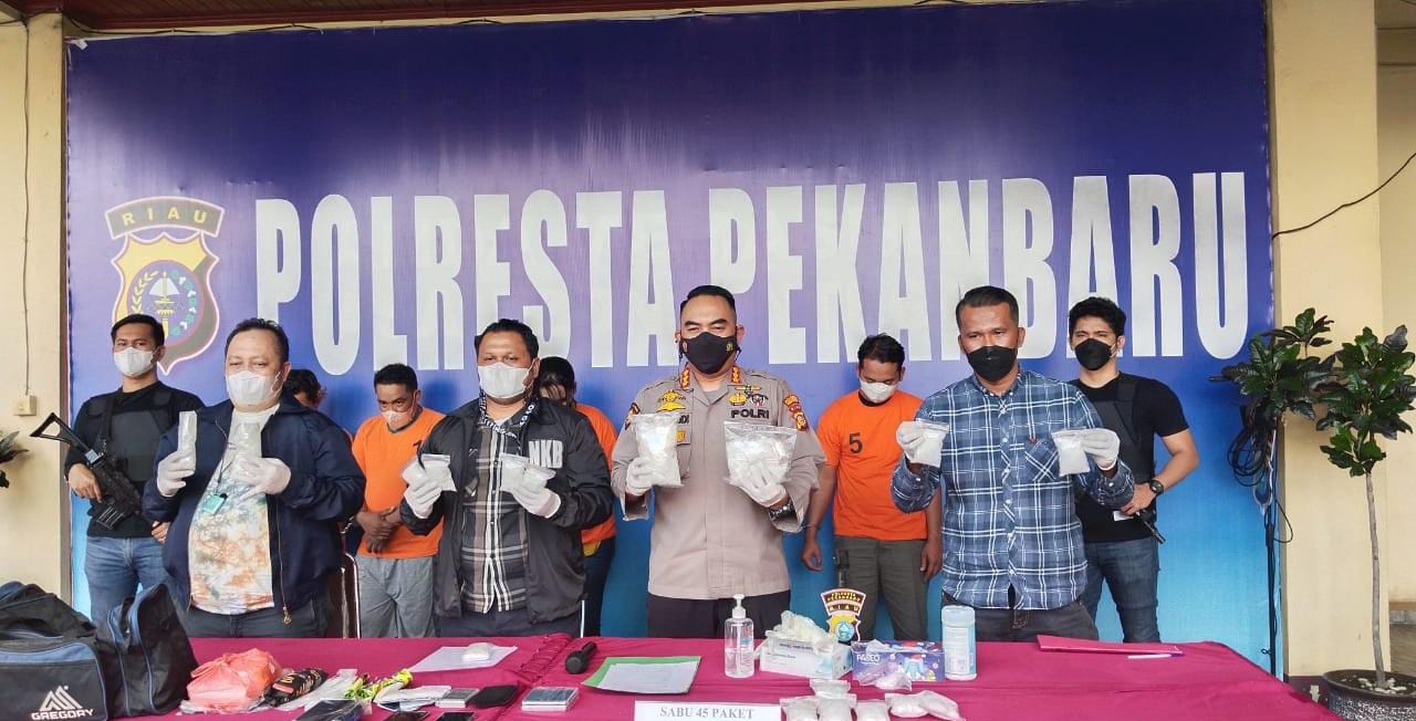 Tak Gentar Perang Narkoba Dalam Pandemi Covid, Satresnarkoba Polresta Pekanbaru Ringkus Pengedar 2,4 Kilogram Sabu