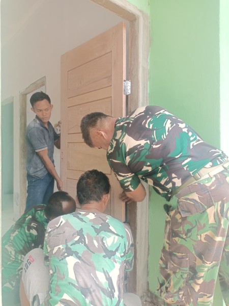 Hangatnya Gotong Royong TMMD ke-127, TNI dan Warga Pasang Pintu Rumah Anismar