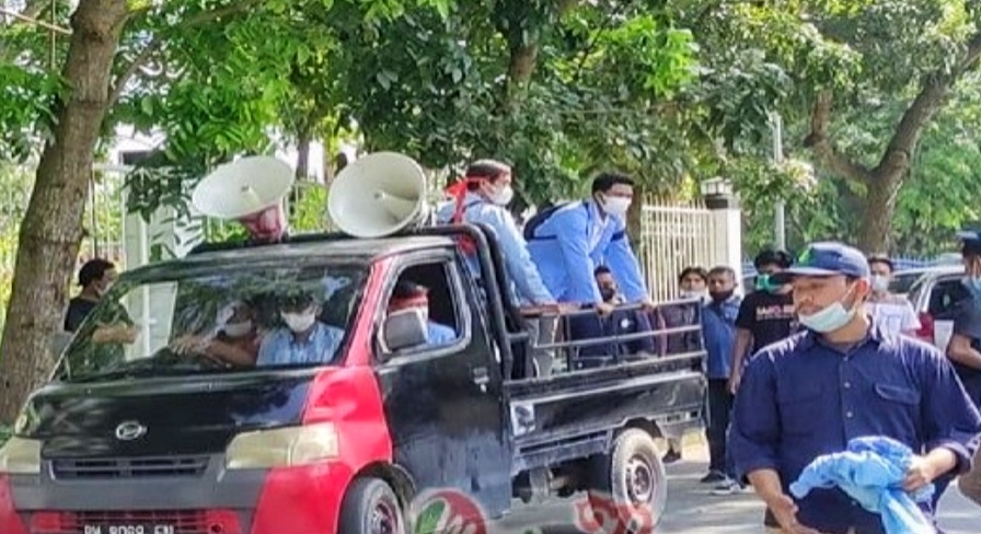 Polisi Bubarkan Aksi May Day di Depan Kantor DPRD Riau