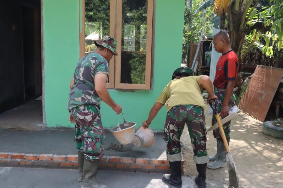 Kebersamaan TNI dan Warga, Pembangunan RTLH Ibu Sarianis di Pekanbaru Hampir Rampung