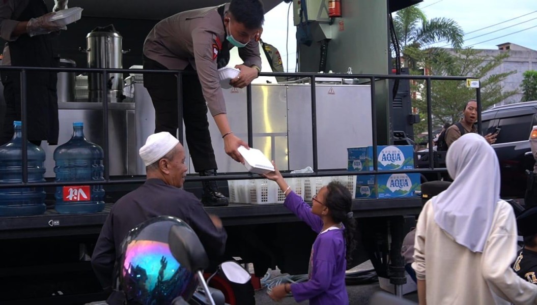 Satuan Brimob Polda Riau Sediakan Kendaraan Dapur Lapangan Bantu Korban Banjir