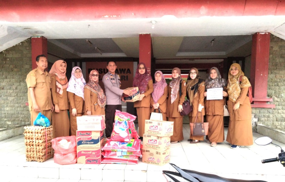 Membantu Korban Banjir: Merupakan Pendidikan Sosial Bagi Siswa Siswi SMP Negeri 9 Pekanbaru