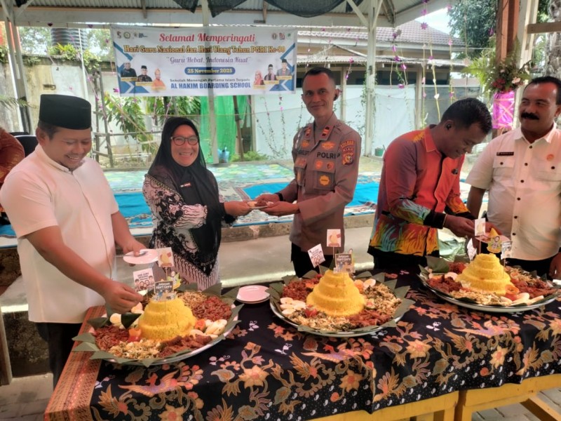 Kapolsek Bandar Sei Kijang Hadiri Acara memperingati Hari Guru ke-80 di SMP-IT Al Hakim Boarding school