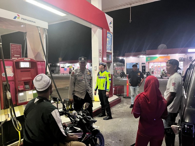 Polsek Bandar Sei Kijang Laksanakan Kegiatan Rutin Yang Ditingkatkan (KRYD) Malam Hari untuk Harkamtibmas di Kec. Bandar Sei Kijang