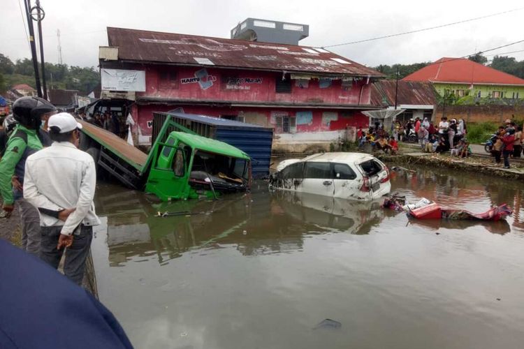 Kronologi Tabrakan Beruntun Yang Libatkan 9 Kendaraan di Agam