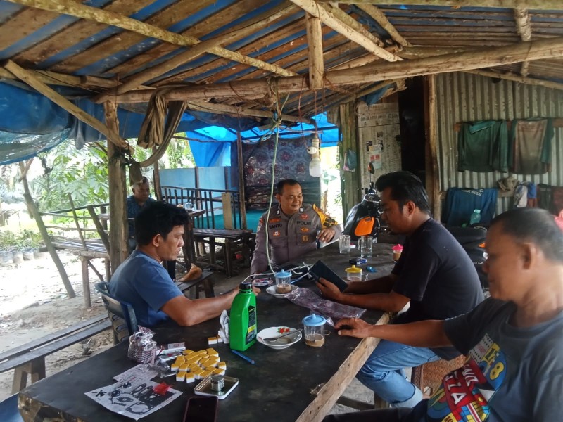 Polri Dekatkan Diri ke Warga, Bhabinkamtibmas Bandar Seikijang Sapa Masyarakat di Simpang Beringin