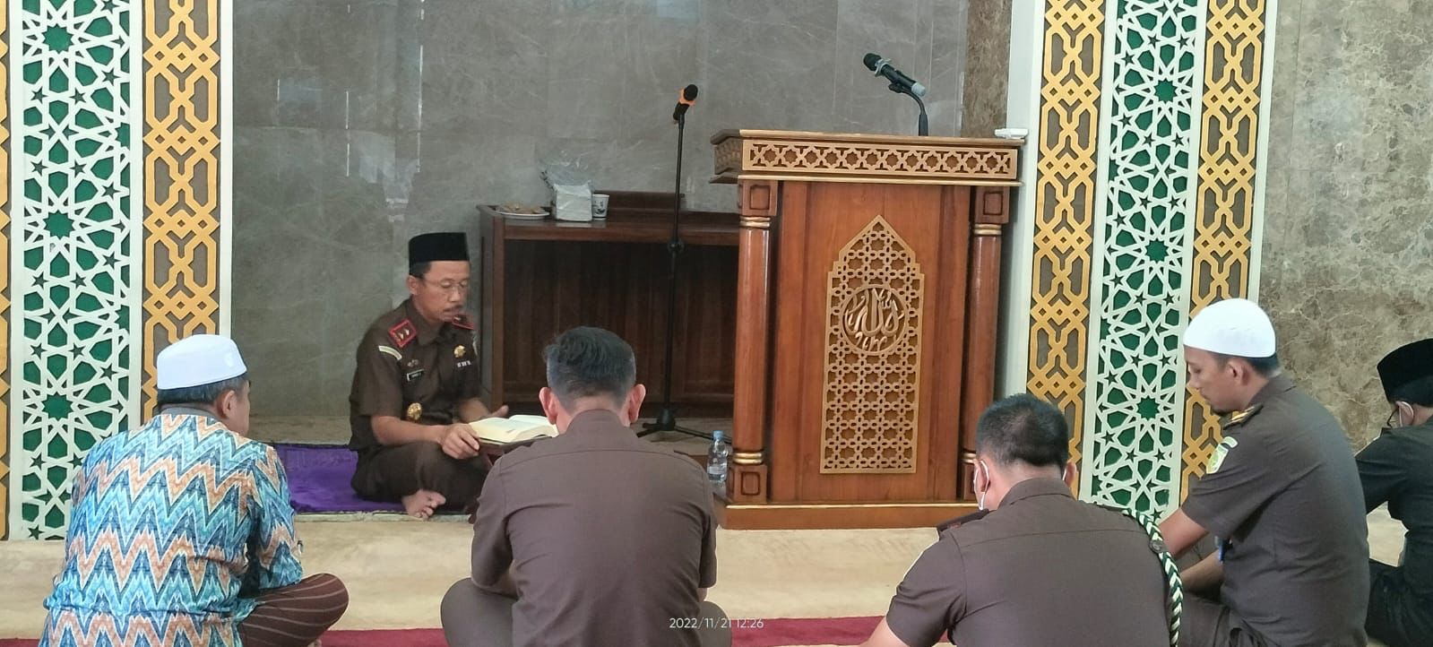 Tausiyah Ba'da Zuhur, Kajati Riau : Pentingnya Memuliakan Ulama
