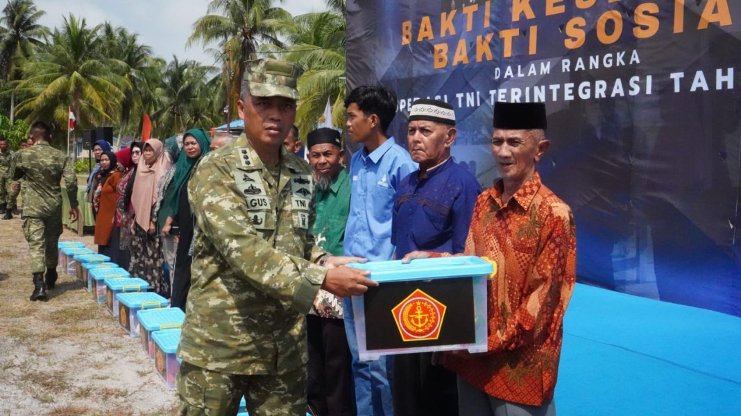 Kaster TNI Pimpin Bakti Kesehatan dan Bakti Sosial di Dabo Singkep, Kodam XIX Tuanku Tambusai Salurkan 636 Paket Sembako