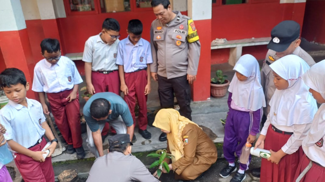 Polresta Pekanbaru Sosialisasikan Program Green Policing di SDN 134 Kelurahan Sago