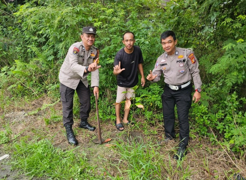 Polsek Bandar Sei Kijang Kembali Tanam Bibit Pohon Mangga Dukung Program Kelestarian Alam Kapolda Riau