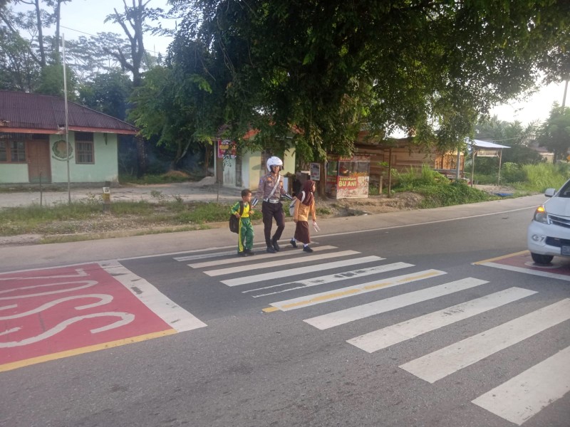 *Unit Lantas Polsek Bandar Sei Kijang Laksanakan Pengaturan Arus Lalu Lintas Pagi*