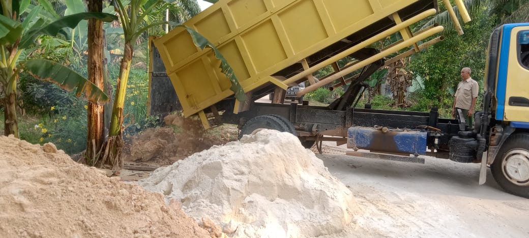 Sambut HUT RI ke 77, Pokja Wartawan Rohil Sumbang Tanah Timbun ke Warga