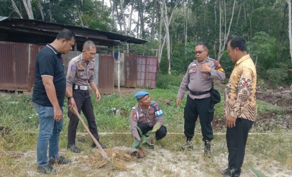 Polsek Bandar Sei Kijang Tanam Pohon Manggis Dukung Program Kelestarian Lingkungan Polres Pelalawan