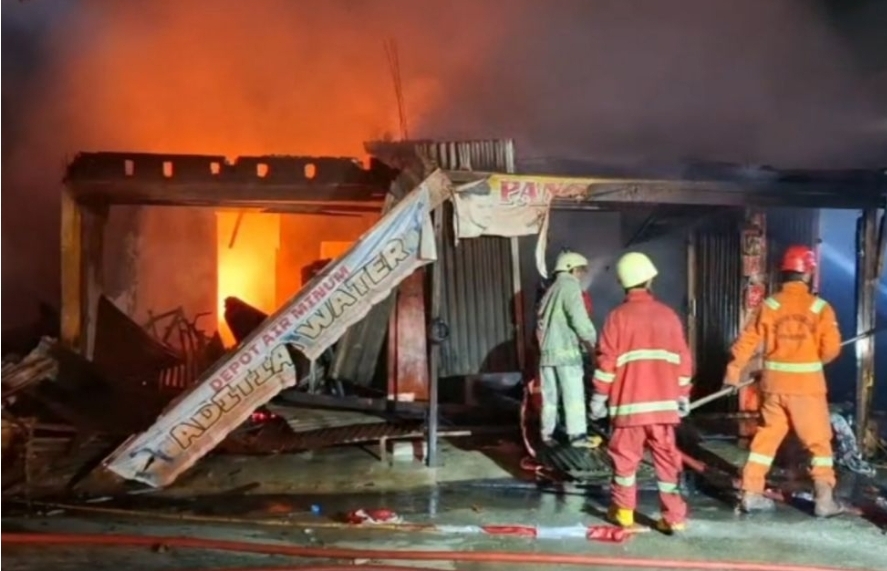 Nahas! Dini Hari Tiga Ruko dan Satu Rumah Ludes Terbakar