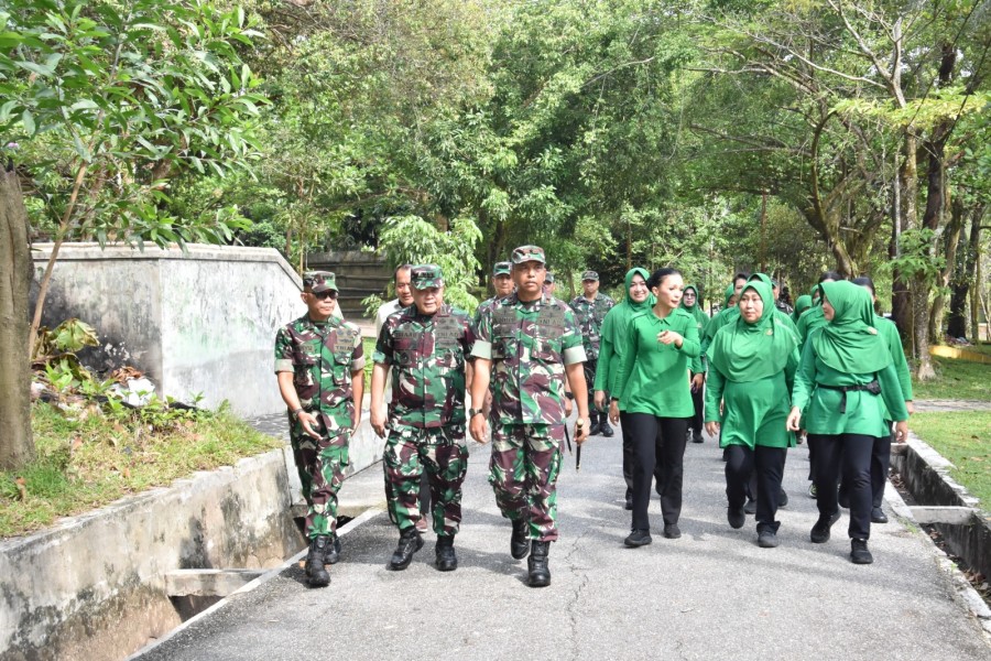 Danrem 031/WB Bersama Ketua Persit KCK Koorcab Rem 031 PD XIX/TT Gelorakan Gerakan Penghijauan