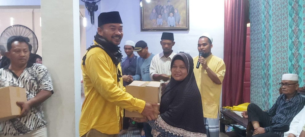 Ketua AMPG Pekanbaru Defiyanto Bagikan Paket Sembako Untuk Masyarakat RW 10