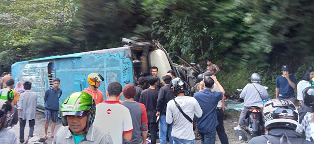 Bus Pariwisata Dari Pekanbaru Kecelakaan Di Padang Panjang