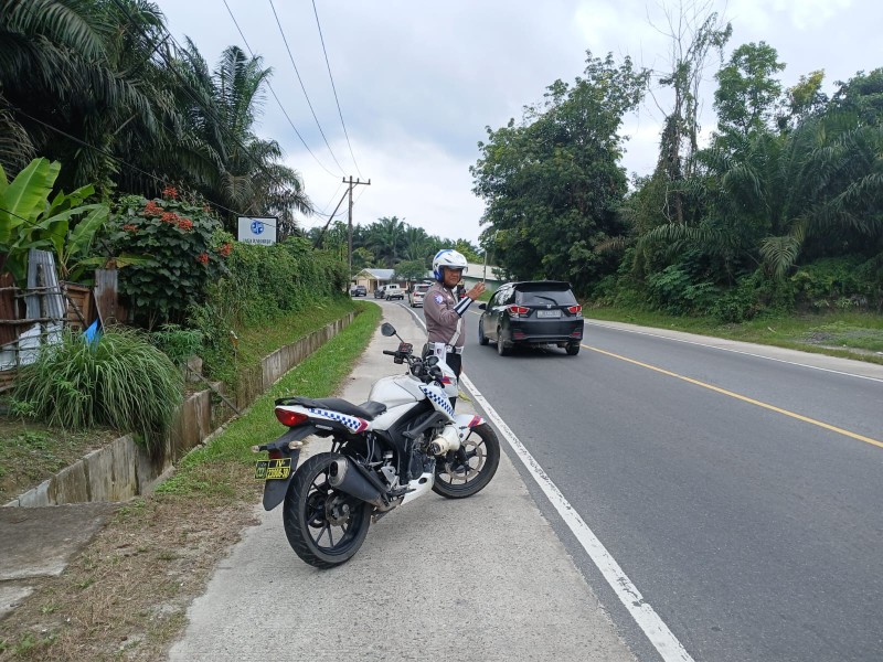 Unit Lantas Polsek Bandar Sei Kijang Laksanakan Patroli dan Pengaturan Arus Lalu Lintas di Daerah Rawan Kecelakaan