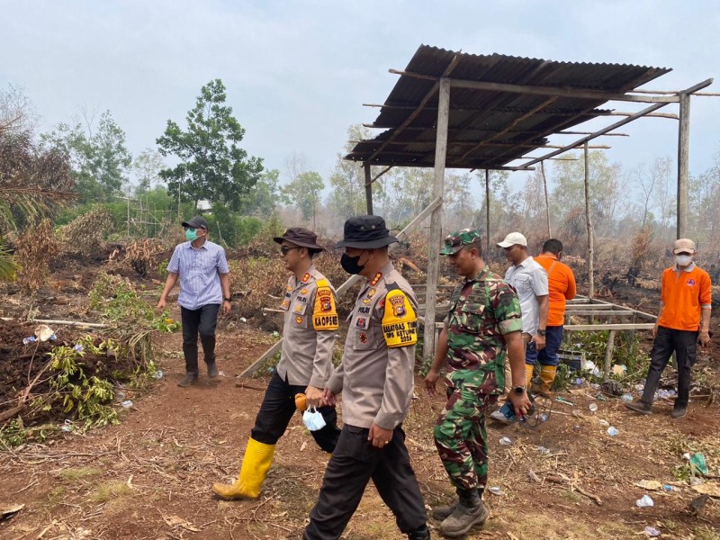Dansat Brimob Polda Riau Turun Langsung Tinjau dan Pemadaman Karhutla di Dumai