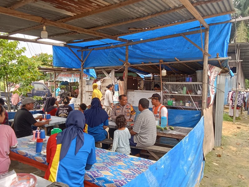 Bhabinkamtibmas Polsek Bandar Sei Kijang Laksanakan Sambang dan Sosialisasi Karhutla Kepada Warga Simpang Beringin