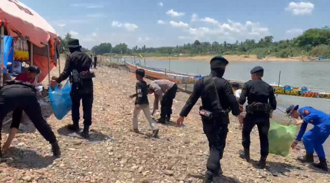 Waka Polda Riau Pimpin Patroli dan Aksi Bersih-Bersih di Tepian Narosa Teluk Kuantan