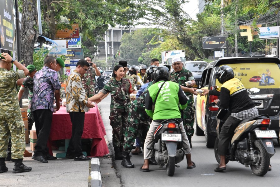 Prajurit Korem 031/Wira Bima Bagikan Takjil kepada Pengendara dan Warga