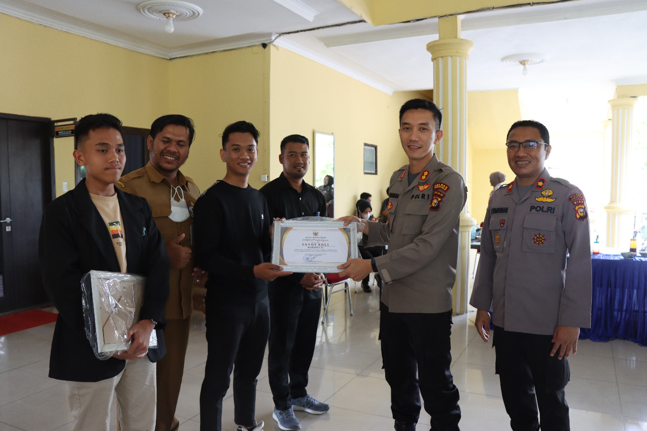 Kapolres Rohil AKBP Andrian Pramudianto Serahkan Hadiah Pemenang Lomba Video Kreatif