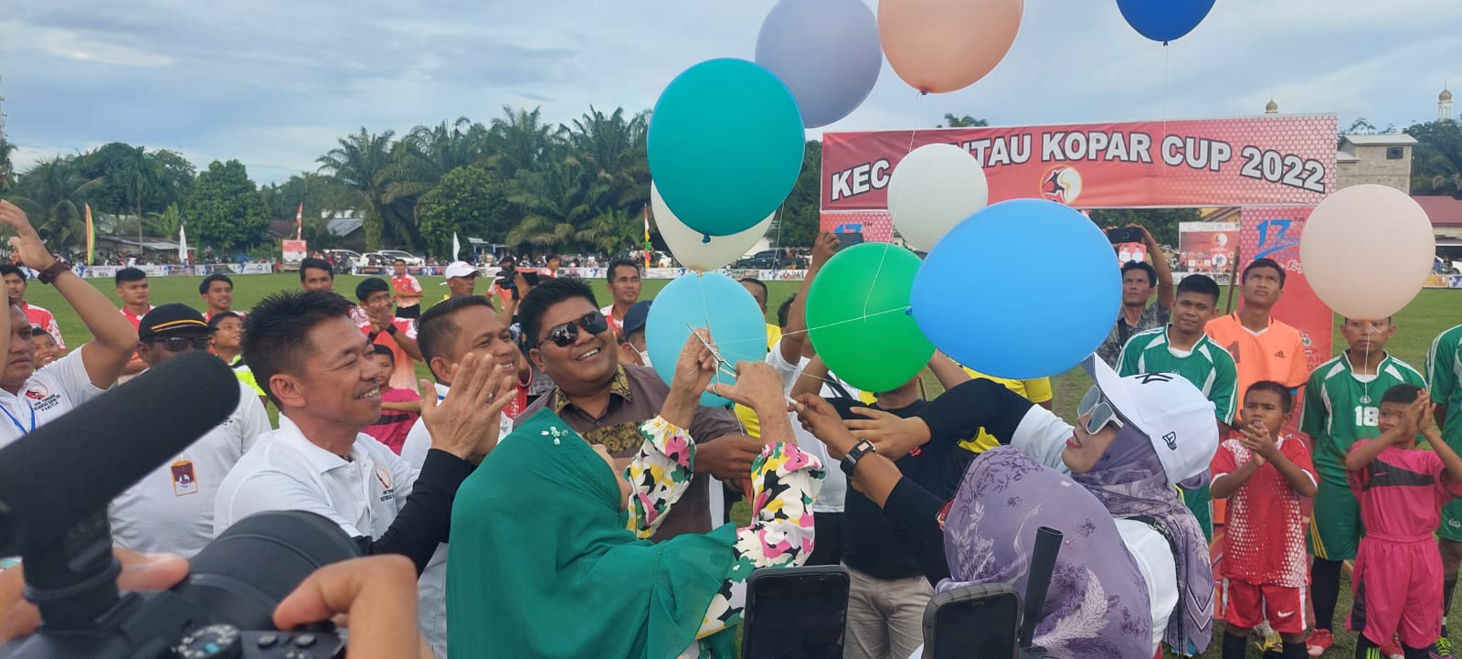 HUT Ke XVll Kecamatan Rantau Kopar,Bupati Rohil Buka Secara Resmi Pertandingan Bola Kaki