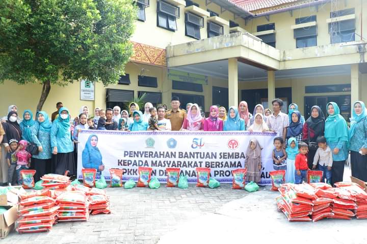 Berkah Ramadhan, Ketua TP - PKK Riau Misnarni Syamsuar Salurkan Sembako Ke Warga Kecamatan Lima Puluh Kota Pekanbaru