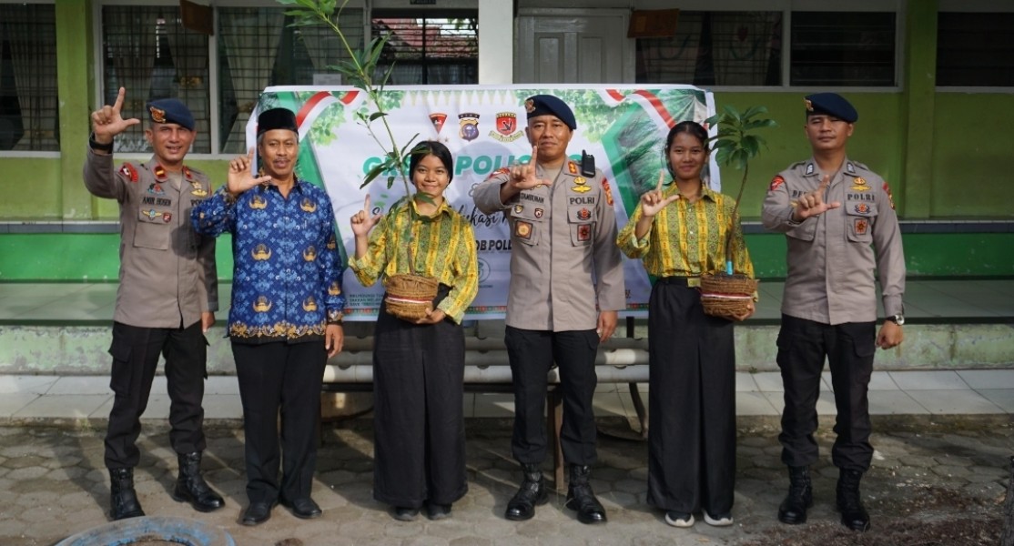 Gegana Satuan Brimob Polda Riau Laksanakan Green Policing dan Sambang Edukasi ke Sekolah