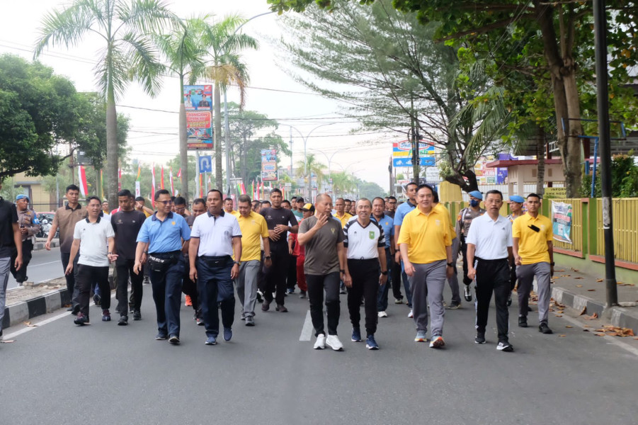 Bangun Sinergitas TNI - Polri Dan Forkopimda, Polda Riau Gelar Olahraga Bersama Sambut Bhayangkara Ke - 77