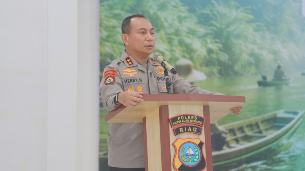 Ekonomi Pesisir Digeber! Kapolda Riau Turunkan Bantuan Mesin Ketinting ke Nelayan Meranti