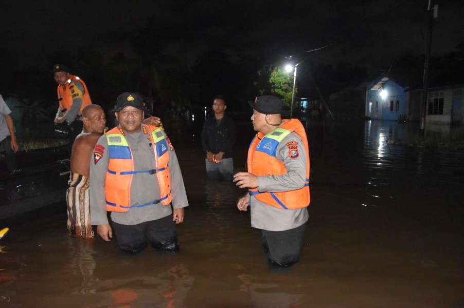 Dansat Brimob Polda Riau Dampingi Wakapolda Riau Turun ke Lokasi Banjir, Bantu Evakuasi Korban