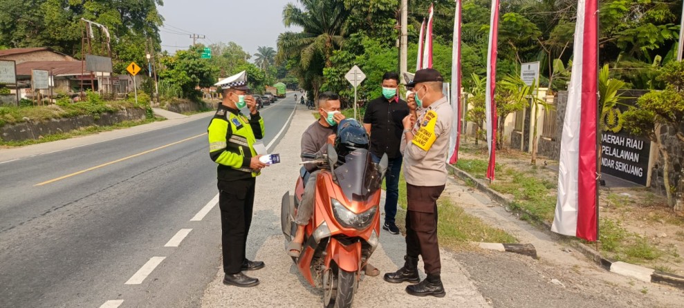 Polsek Bandar Sei Kijang Bagikan Masker Gratis Kepada Pengguna Jalan Dampak Kabut Asap Memastikan Masyarakat Tetap Terlindungi Saat Beraktivitas di Luar Rumah
