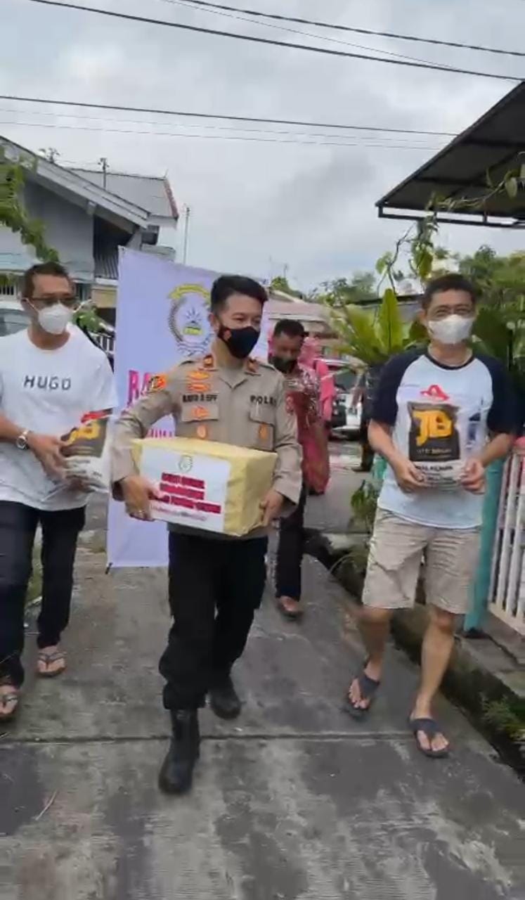Polsek Payung Sekaki Berserta Tim Jumat Berkah Berbagi Sembako Terhadap Warga Terdampak Pandemi covid 19