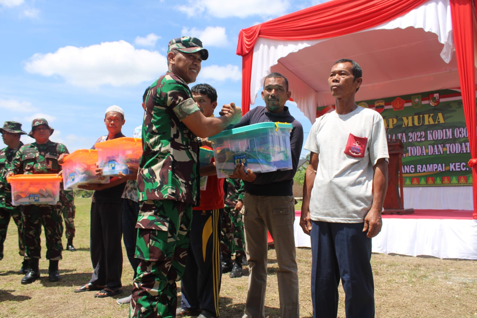 Tim Wasev Bagikan Sembako Kepada Warga di Lokasi TMMD